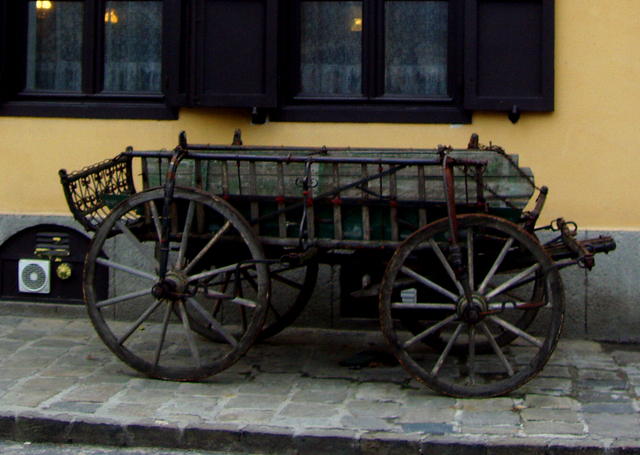 drewniany wóz przed wejściem
