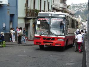 Autobus przeciskajacy sie w waskich uliczkach centrum