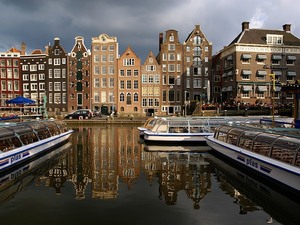Amsterdam Damrak i statki wycieczkowe
