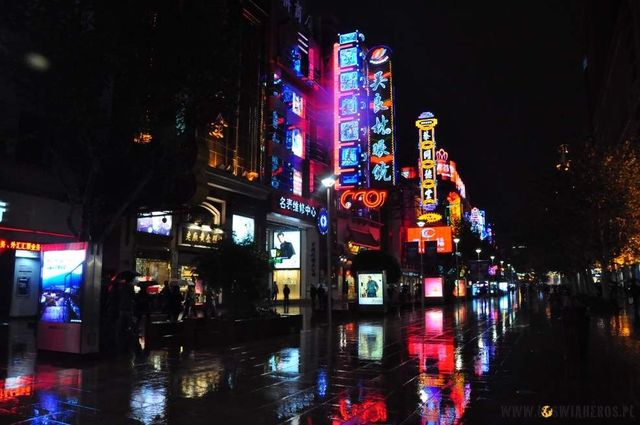 Nanjing Road w Szanghaju zawsze kolorowo oświetlona
