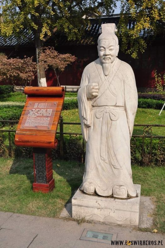 Konfucjusz przy swojej światyni w Nanjing