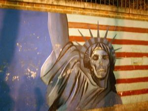 propagandowe graffiti na murze ambasady amerykańskiej