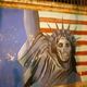 propagandowe graffiti na murze ambasady amerykańskiej