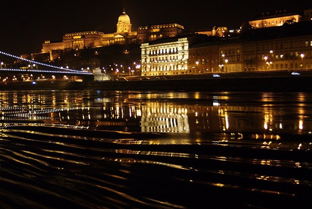 Dunajem płynąc nocą