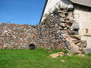 Mur z dawnej stodoły