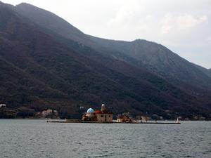 Gospa od Škrpjela, jedyna sztuczna wyspa na adriatyku, Perast, Czarnogóra