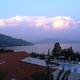 Korfu, wietrzny wieczór nad hotelowym basenem