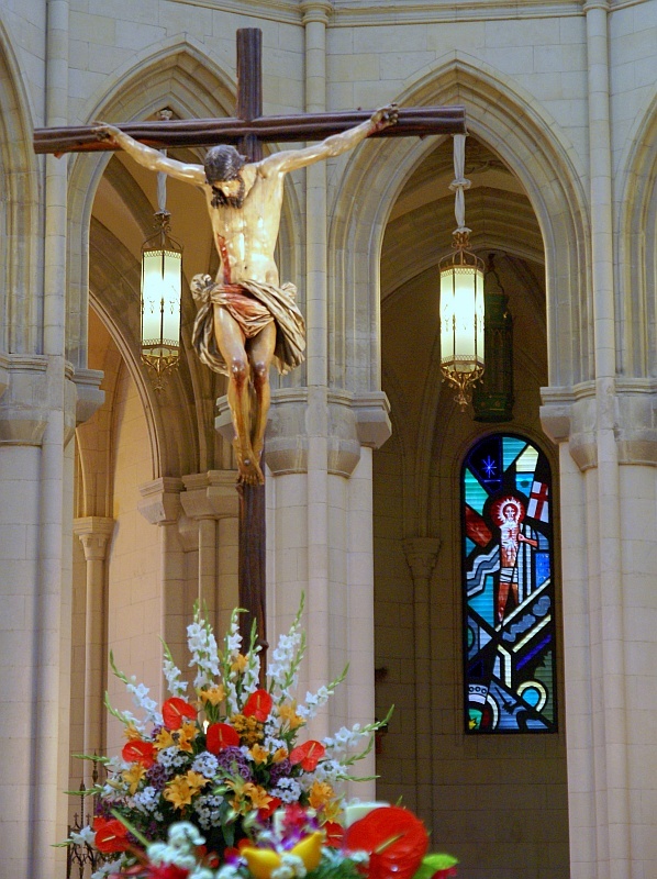Madryt katedra rzeźba Ukrzyżowanie i witraż Zmartwychwstanie