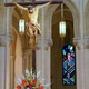 Madryt katedra rzeźba Ukrzyżowanie i witraż Zmartwychwstanie