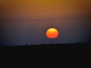 Sahara-wschód nad słonym  jeziorem  Shot Djerid