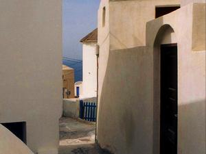 Santorini, zaułek w Pirgos