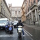 Deszczowe uliczki Rzymu i wszendobylskie skutery