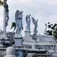 Cmentarz Santa Ifigenia z charakterystycznymi aniołami na nagrobkach. 