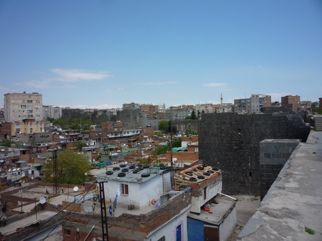Diyarbakir  osiedle kurdyjskie pod zabytkowymi murami miasta
