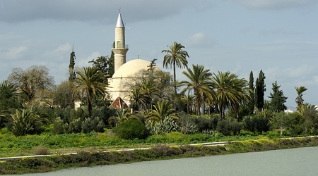 Hala Sultan Tekke meczet nad słonym jeziorem