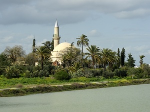 Hala Sultan Tekke meczet nad słonym jeziorem