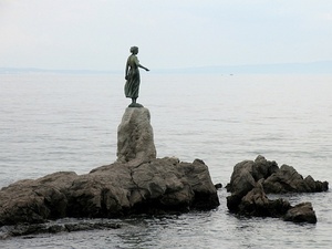 Opatija rzeźba dziewczyny nad morzem