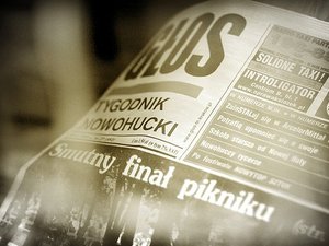 Tygodnik Nowohucki  - gazeta w opuszczonym kiosku obok Kombinatu.