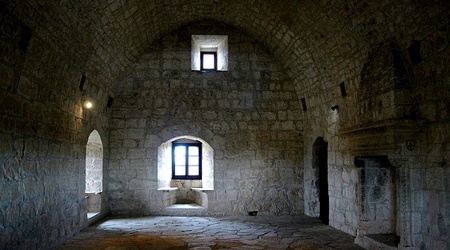 Kolossi wnętrze zamku Joannitów