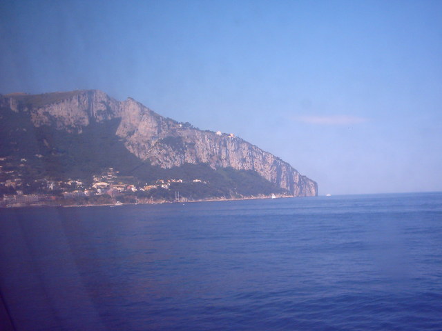 widok na Capri od strony półwyspu Sorrento