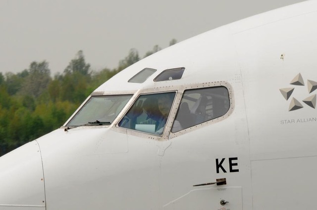 Uśmiechnięci piloci LOTowskiego Boeinga 737