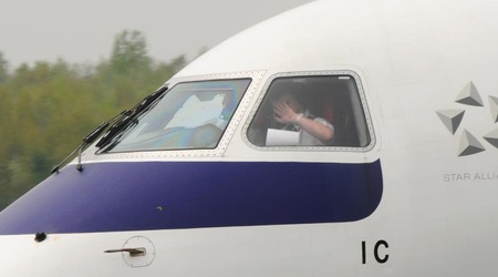Pozdrawia pilot LLOTowskiego Embraera 175