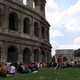 Koloseum w otoczeniu zmęczonych turystów