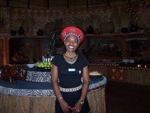 kelnerka z typowym zuluskim nakryciem głowy