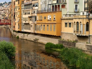 Girona odbicie w tafli rzeki Onyar