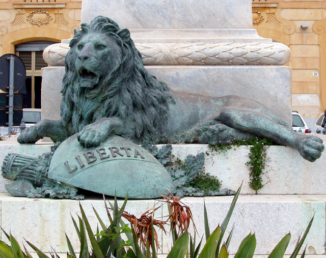 lew Garibaldiego (leży u stóp pomnika)