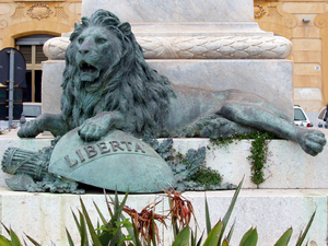 lew Garibaldiego (leży u stóp pomnika)