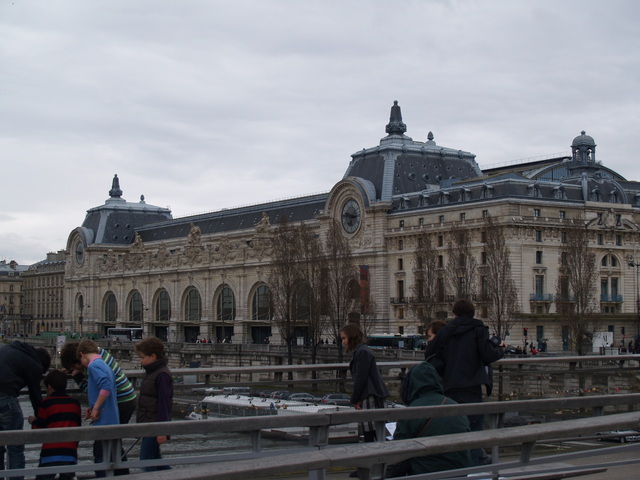 Muzeum d'Orsay - widok na budynek z mostu nad Sekwaną