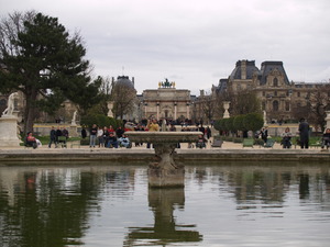 Park Tuileries - widok na Luwr i Mały Łuk Tryumfalny