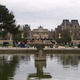 Park Tuileries - widok na Luwr i Mały Łuk Tryumfalny