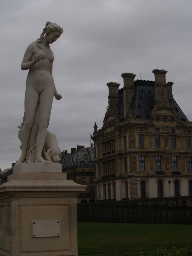 Park Tuileries - widok na boczne skrzydło Luwru