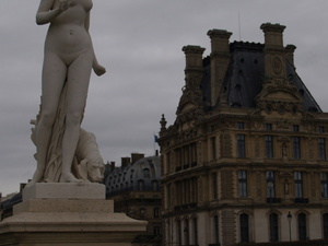 Park Tuileries - widok na boczne skrzydło Luwru