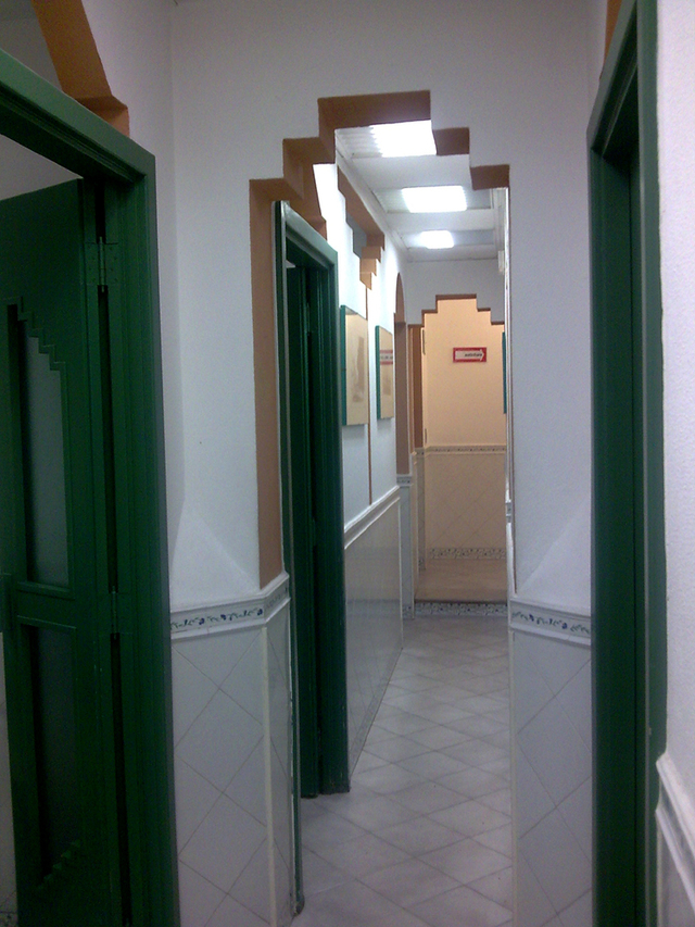 długi zakręcony korytarz