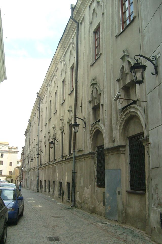 Lampy uliczne w szeregu