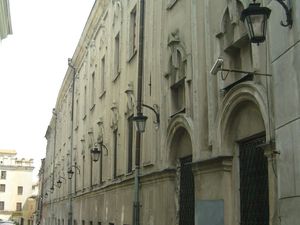 Lampy uliczne w szeregu