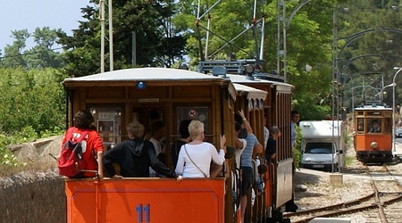 Port Soller mijanka tramwajów turystycznych