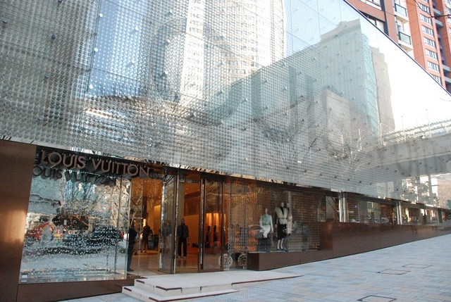Louis Vuitton w Tokio , jest jak Biedronka w Warszawie.