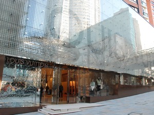 Louis Vuitton w Tokio , jest jak Biedronka w Warszawie.