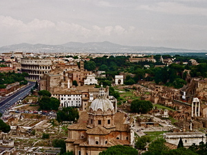 Rzym, widok na Coloseum i forum romanum