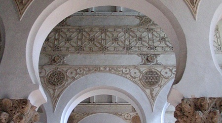 Toledo synagoga Santa Maria Blanca łuki mauretańskie