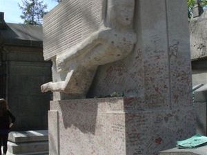 Cmentarz Père-Lachaise Pomnik na grobie Oskara Wilde'a