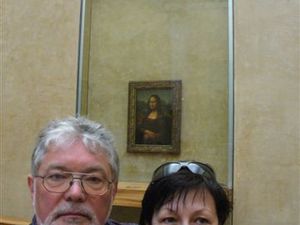 Luwr z Giocondą w tle