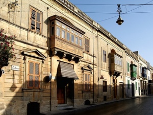 Rabat domy z wykuszami na starówce