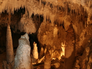 Wiszące stalaktyty i stojące stalagmity