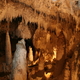 Wiszące stalaktyty i stojące stalagmity