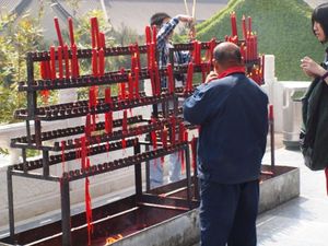 Pagoda Dzikich Gęsi - przed pawilonem zapalone świece